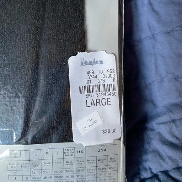 Neiman Marcus Textured Pattern Tights in Black size Large - Picture 3 of 4